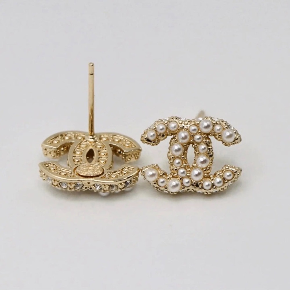 Authentic Luxurious Chanel small Pearl Logo Piercing Stud earrings - Picture 7 of 7